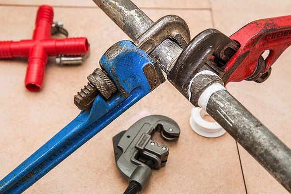 Trouver un plombier pas cher : les astuces à mettre en pratique