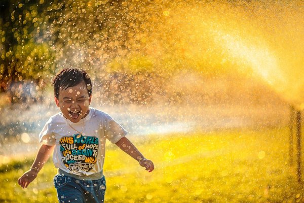 Comment aménager un coin jeux extérieur sécurisé pour enfants ?