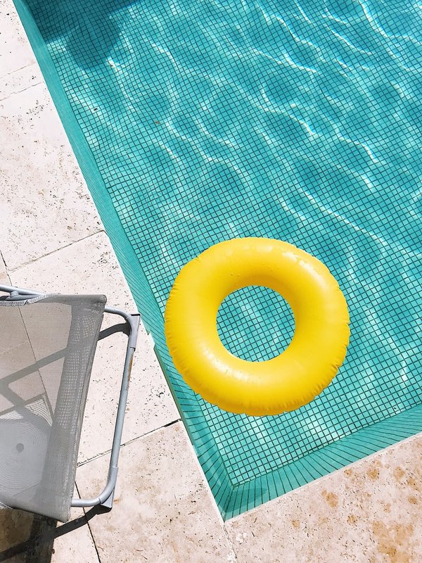 Comment créer un effet miroir avec une piscine à débordement ?