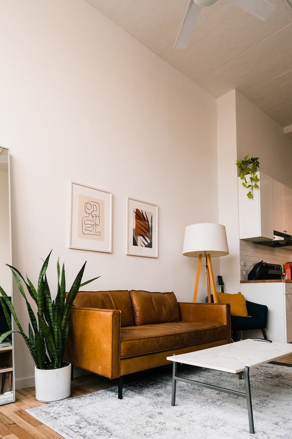 Quelles astuces pour décorer un hall d'entrée étroit dans une maison de ville ?