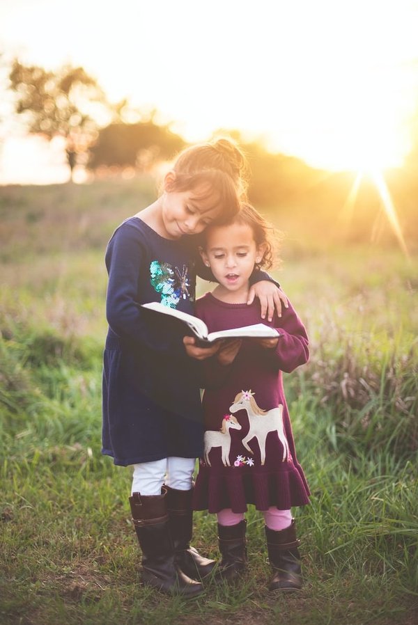 Comment créer un coin lecture extérieur protégé dans un petit jardin ?