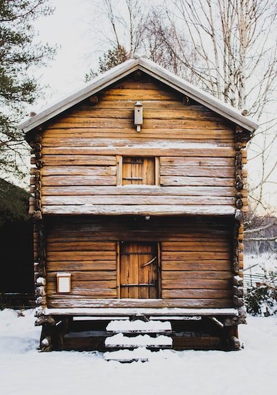 Avantages de choisir du bois naturel pour les portes et les fenêtres