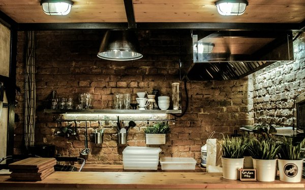 Comment aménager une cuisine d'été extérieure sécurisée et pratique ?