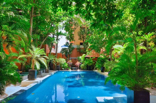 Quels matériaux utiliser pour une piscine à l'esthétique moderne et minimaliste ?