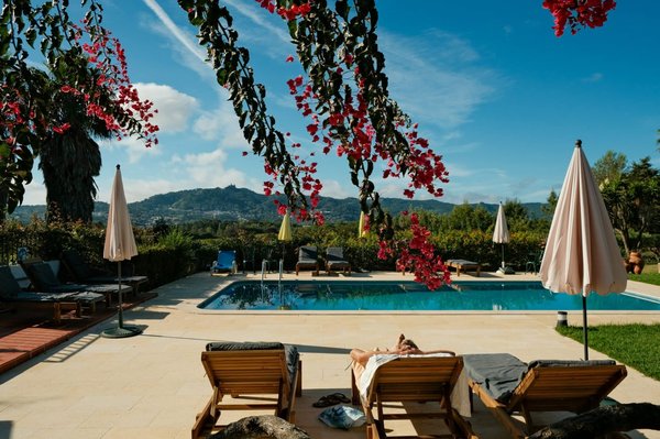 Comment aménager un espace piscine convivial pour des réceptions en plein air ?